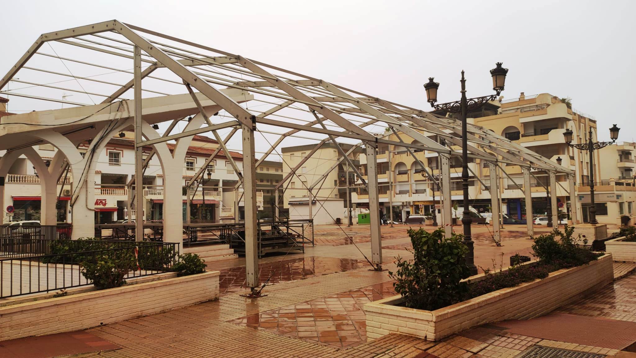 La huelga del transporte retrasa la retirada de las estructuras de las carpas de las fiestas de La Herradura